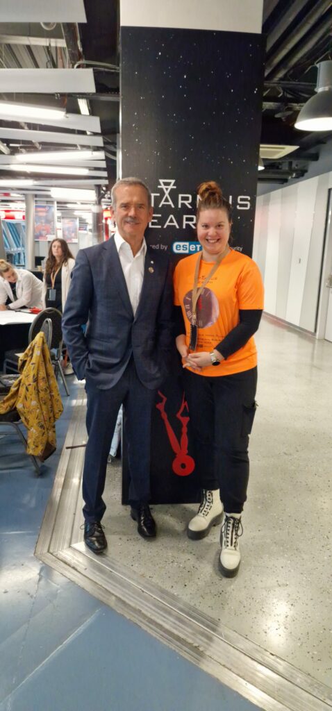 Dobrovoľníčka na festivale Starmus, doktorandka BMC SAV, v. v. i. Denisa Mihalj s astronautom Chrisom Hadfieldom na festivale Starmus.