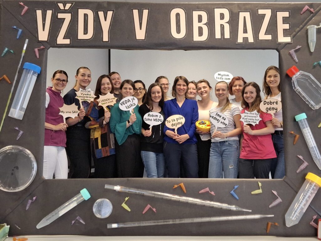 Náš prípravný tím na My sme SAV 2025 s rekvizitami z chystaného fotokútika.