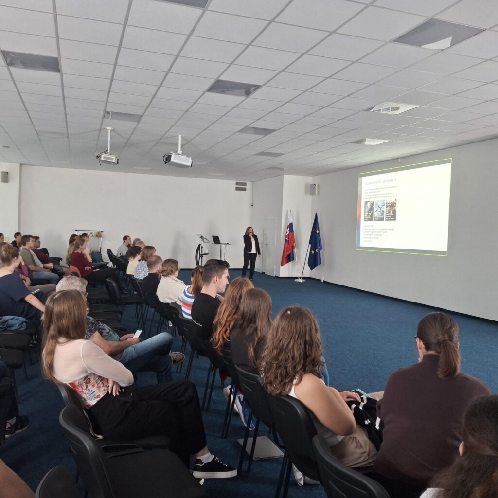Úvodná prednáška s informáciami pre doktorandov BMC SAV. Doktorandov uvítala zástupkyňa generálnej riaditeľky BMC SAV Dr. Daniela Gašperíková.