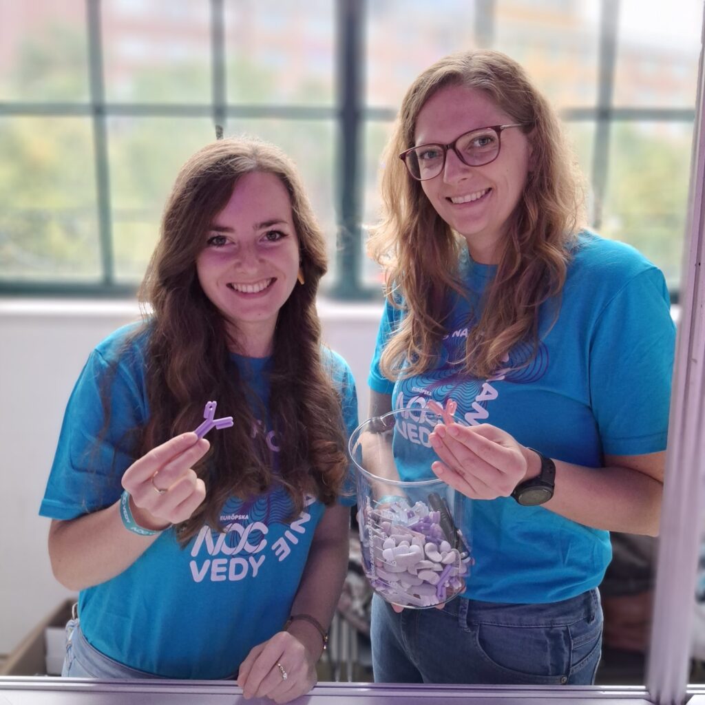 Výskumníčky v stánku BMC SAV, Noc vedy 2025.