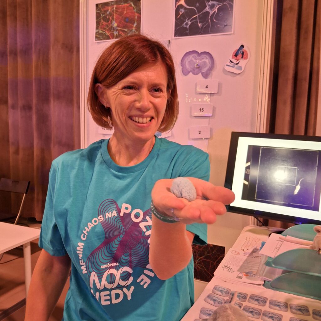 Výskumníčka BMC SAV s 3D mozgom.