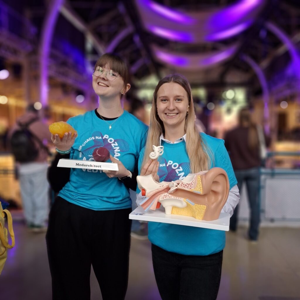 Výskumníčky v stánku BMC SAV, Noc vedy 2025.