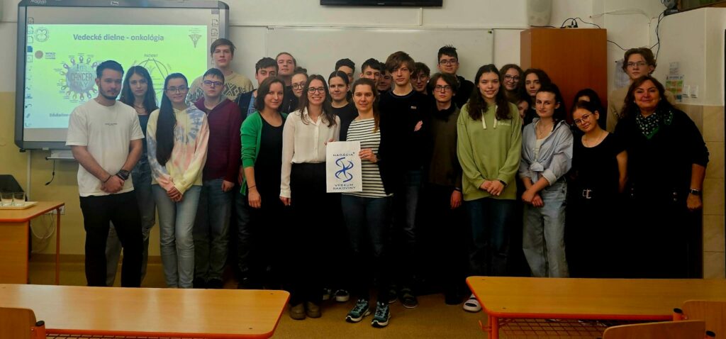 Študenti v Žiline s výskumníčkami BMC SAV, Radkou Macovou, Leou Tomášovou a Dr. Evou Sedlačkovou.