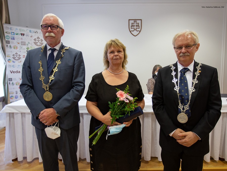 RNDr. Alena Gábelová, CSc. počas odovzdávania Cien SAV
