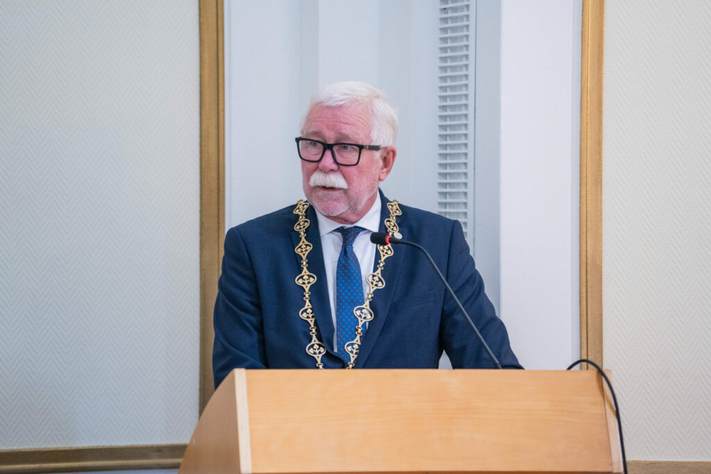 Predseda SAV, prof. Pavol Šajgalík za rečníckym pultom na ceremoniály odovzdávania Cien SAV.