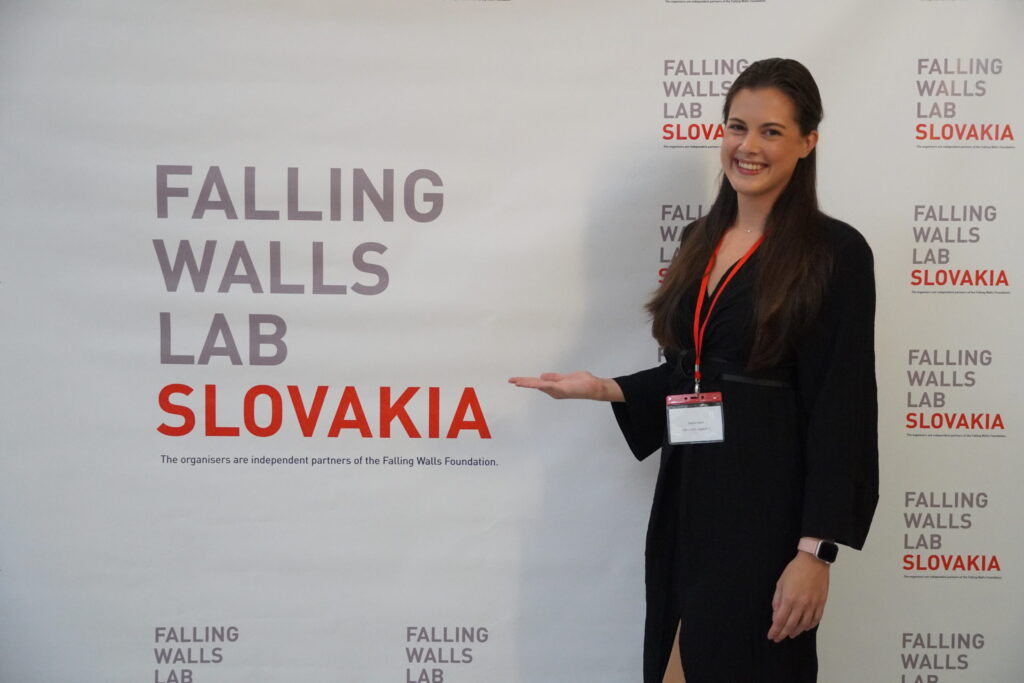 Dr. Danica Ivovič pred plagátom súťaže.