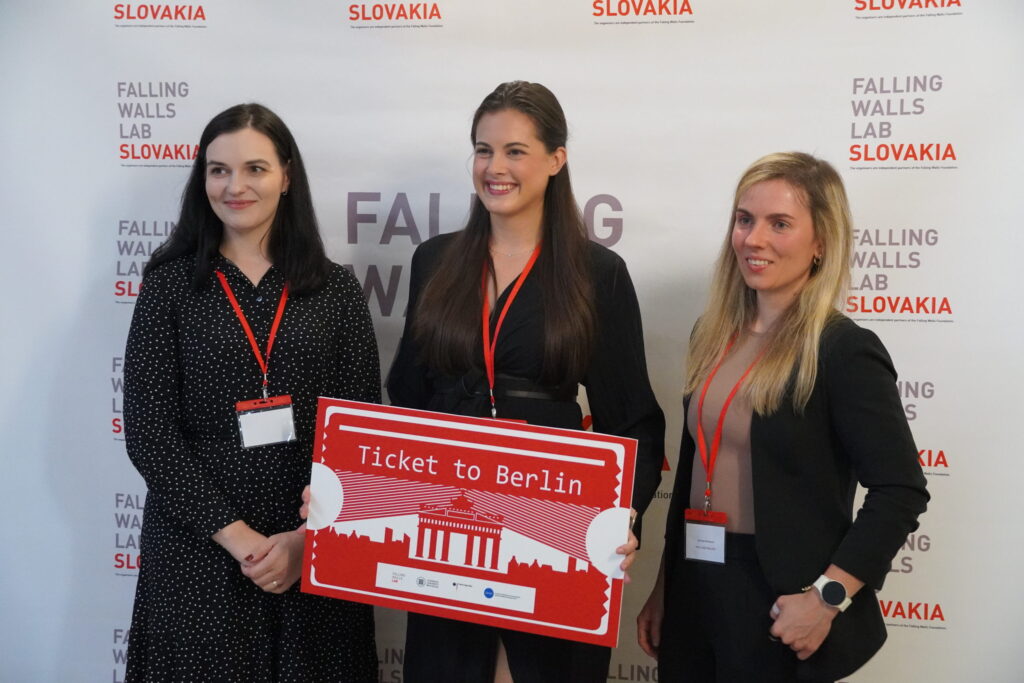 Ocenené finalistky, zľava Dr. Jana Shepa z Univezity P. J. Šafárika v Košiciach, Dr. Danica Ivovič z BMC SAV a Dr. Šarlota Kaňuková z Univerzity sv. Cyrila a Metoda v Trnave.