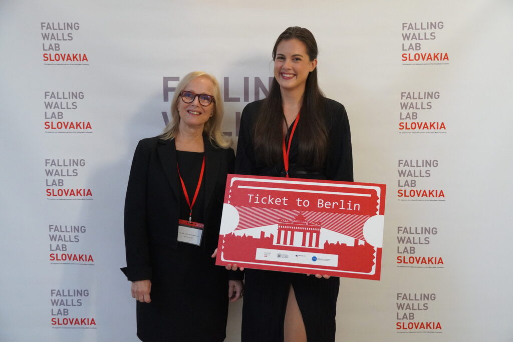 Dr. Danica Ivovič s generálnou riaditeľkou BMC SAV prof. Silviou Pastorekovou a lístkom na finále súťaže do Berlína.