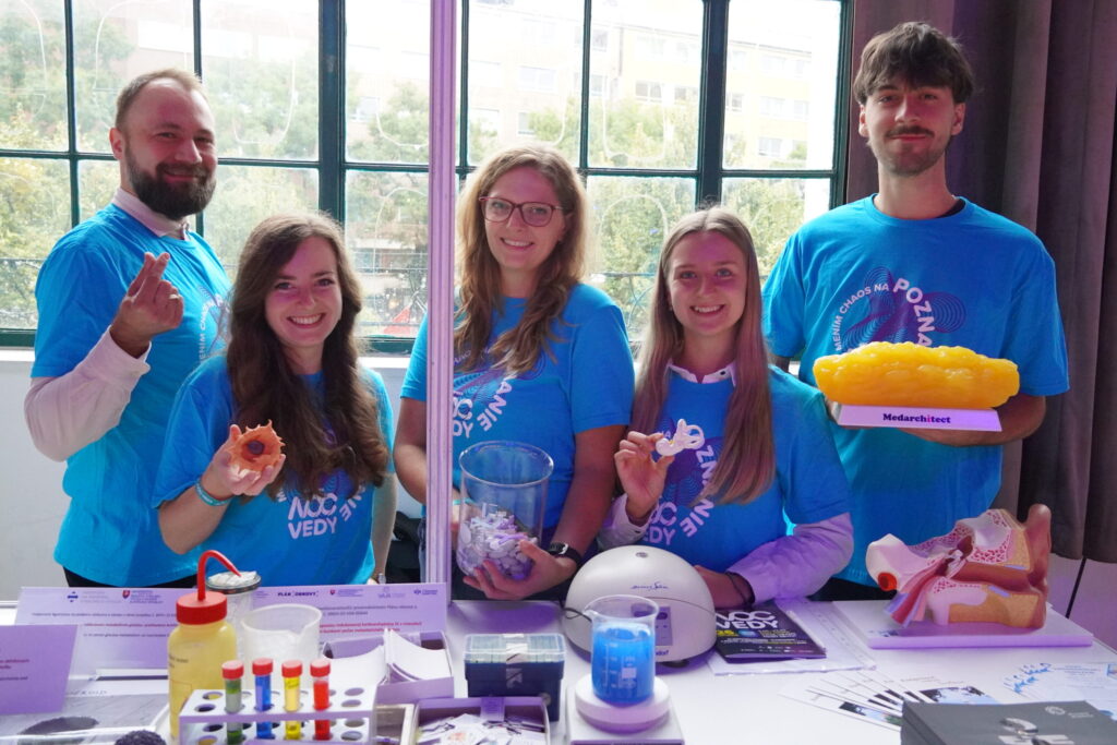 Výskumníci v stánku BMC SAV, Noc vedy 2025.