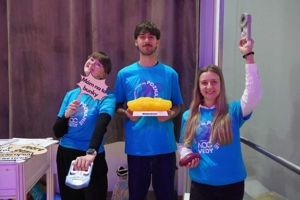 Noc vedy 2025, stánok BMC SAV v Bratislave.