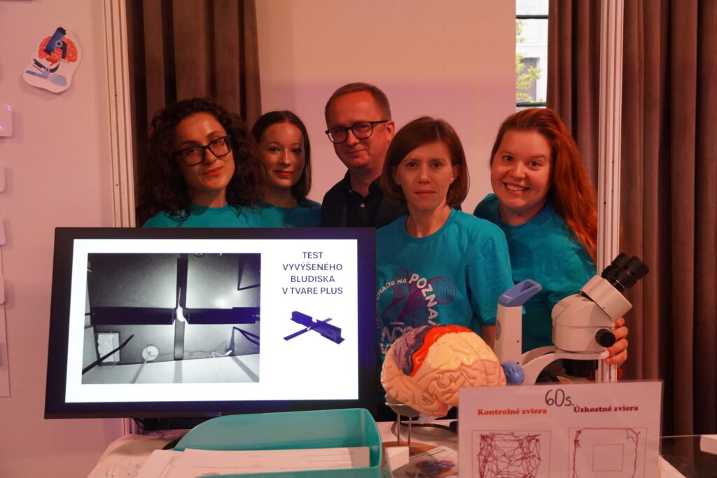 Výskumníci v stánku BMC SAV, Noc vedy 2025.