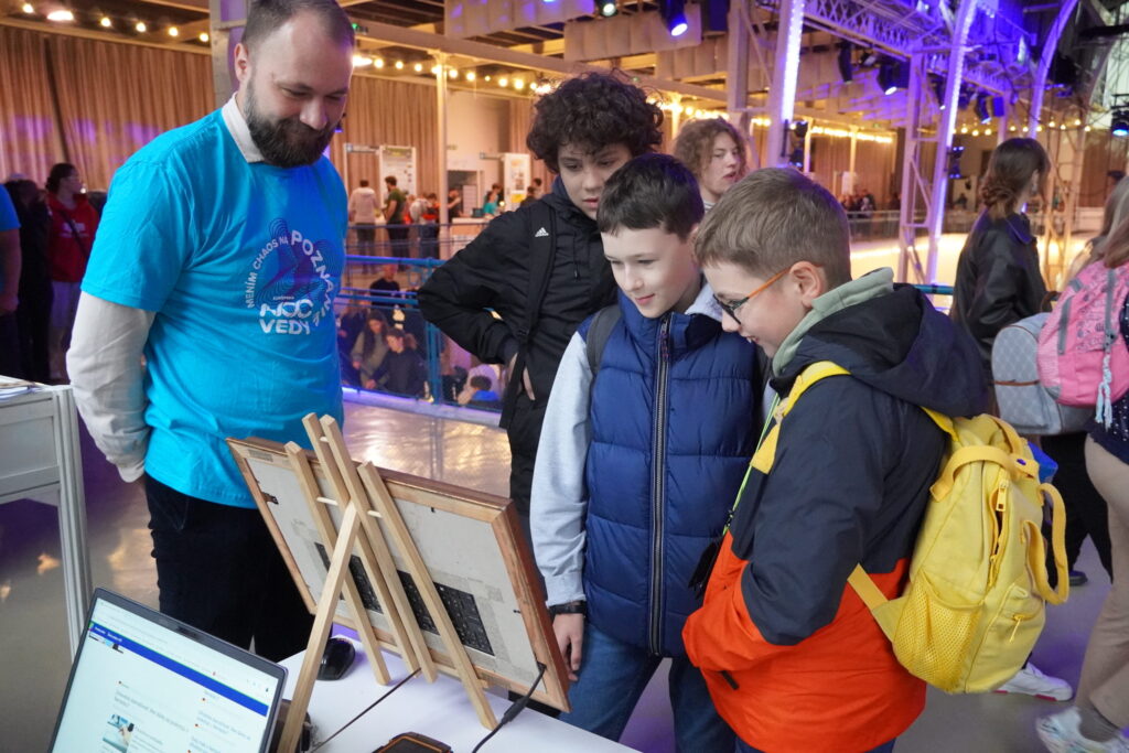 Noc vedy 2025, stánok BMC SAV v Bratislave.