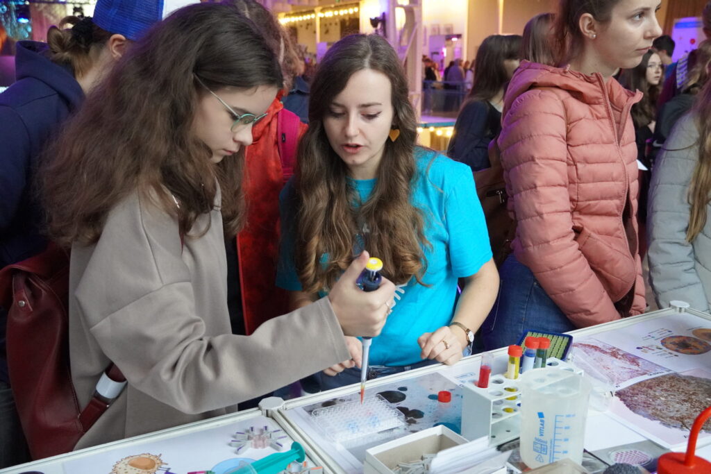 Pipetovanie v stánku BMC SAV.