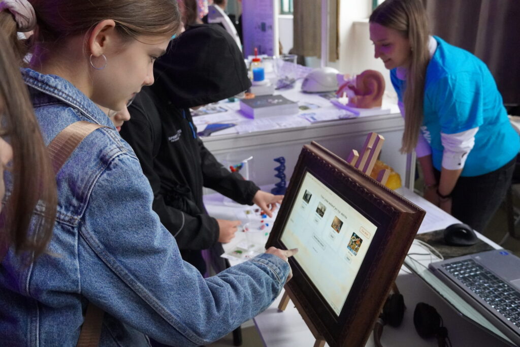 Noc vedy 2025, stánok BMC SAV v Bratislave.