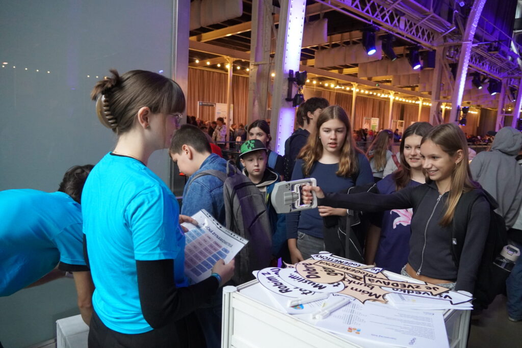 Noc vedy 2025, stánok BMC SAV v Bratisla...