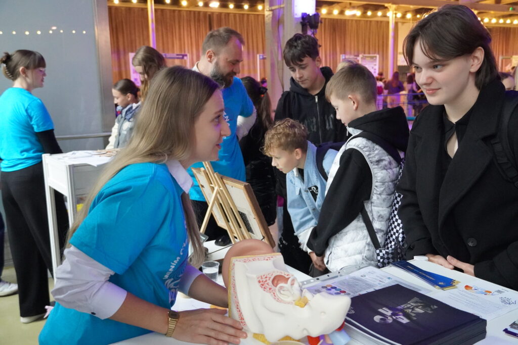 Noc vedy 2025, stánok BMC SAV v Bratislave.