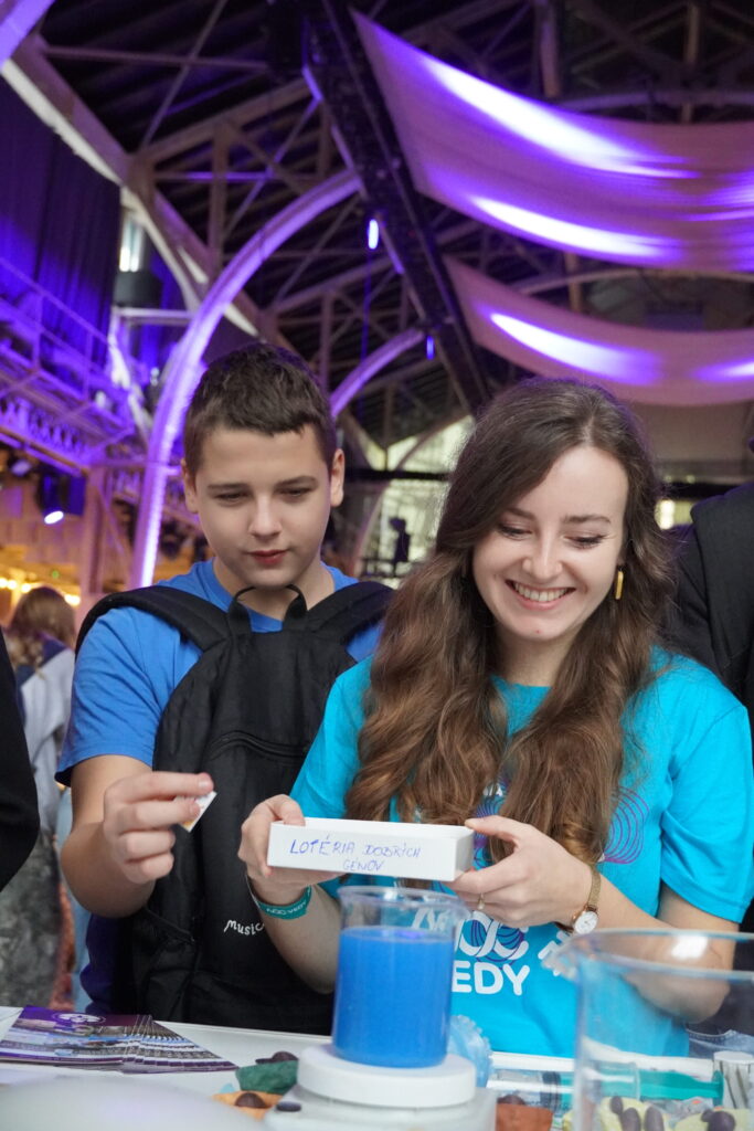 Noc vedy 2025, stánok BMC SAV v Bratislave.