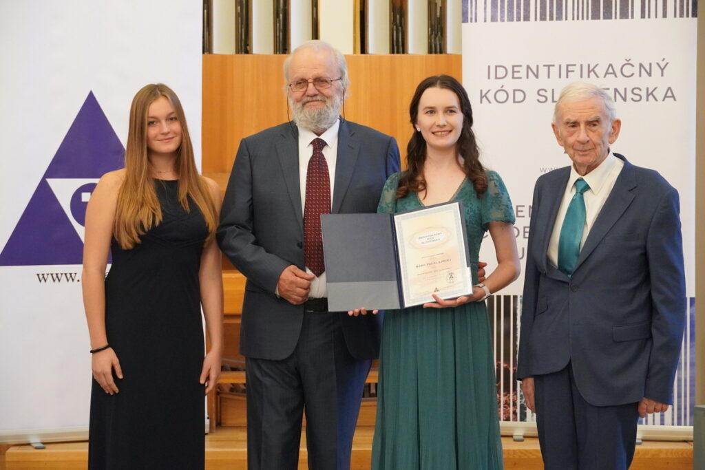 Ocenenie každoročne udeľuje OZ Artem. Slávnostný ceremoniál odovzdávania cien Identifikačný kód Slovenska 2025.