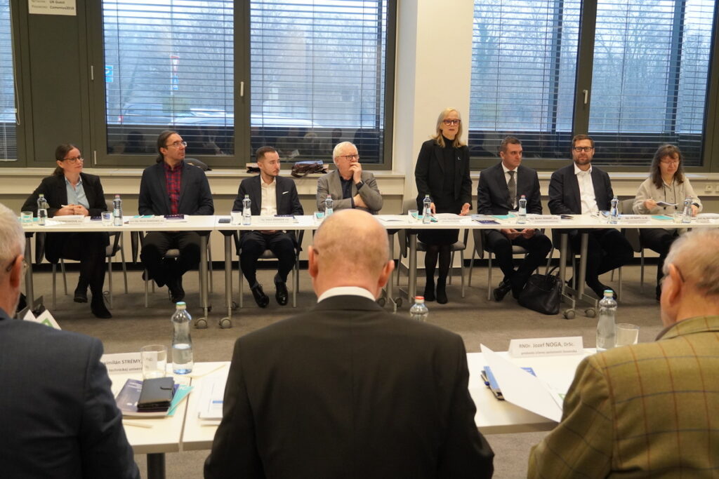 Na okrúhlom stole sa zúčastnili predstavitelia ministerstva školstva SR aj ČR, SAV, univerzít, ...