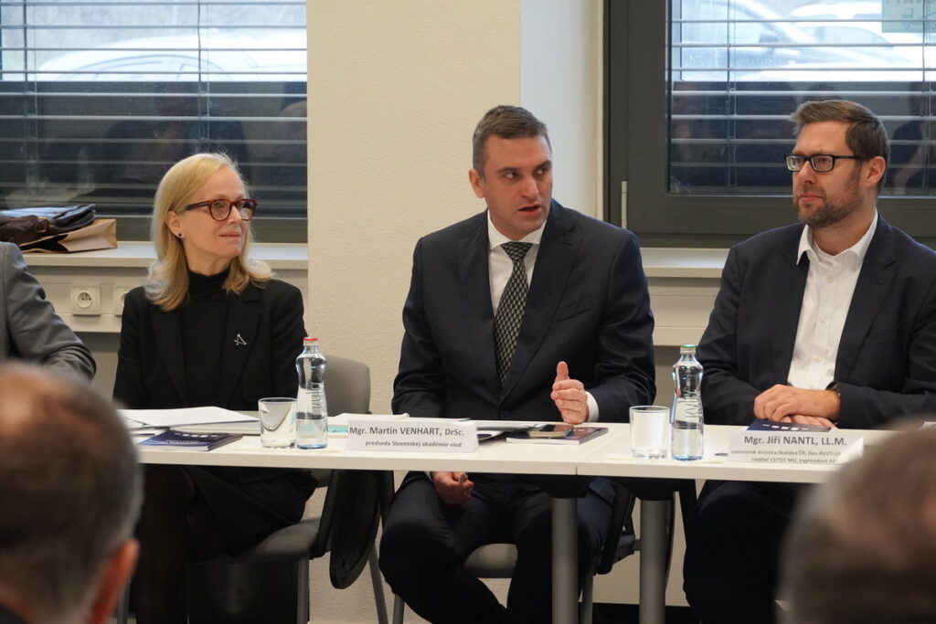 Zľava generálna riaditeľka BMC SAV Silvia Pastoreková, predseda SAV Martin Venhart a Námestník Ministerstva školstva ČR a zakladateľ Alliance4Life Jiří Nantl.