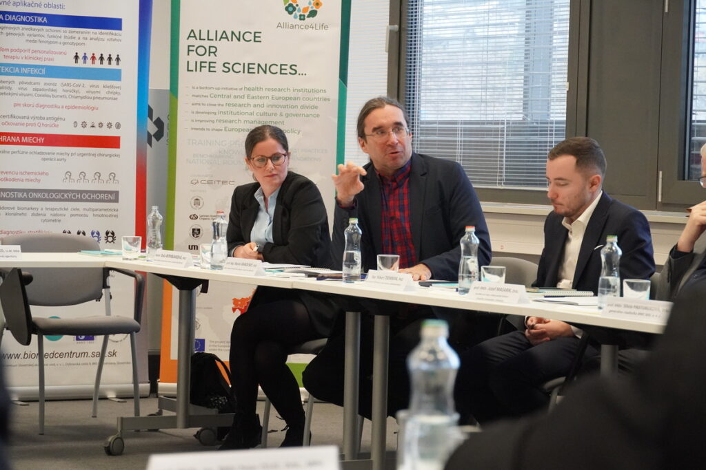 Sprava štátny tajomník ministerstva školstva Róbert Zsembera, Martin Kánovský a Daša Bombjaková z ministerstva.