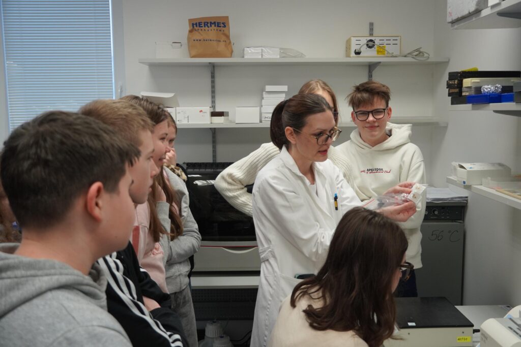 Takmer päťdesiat deviatakov a deviatačiek z CZŠ Dobrého pastiera v Žiline prišlo na návštevu BM...