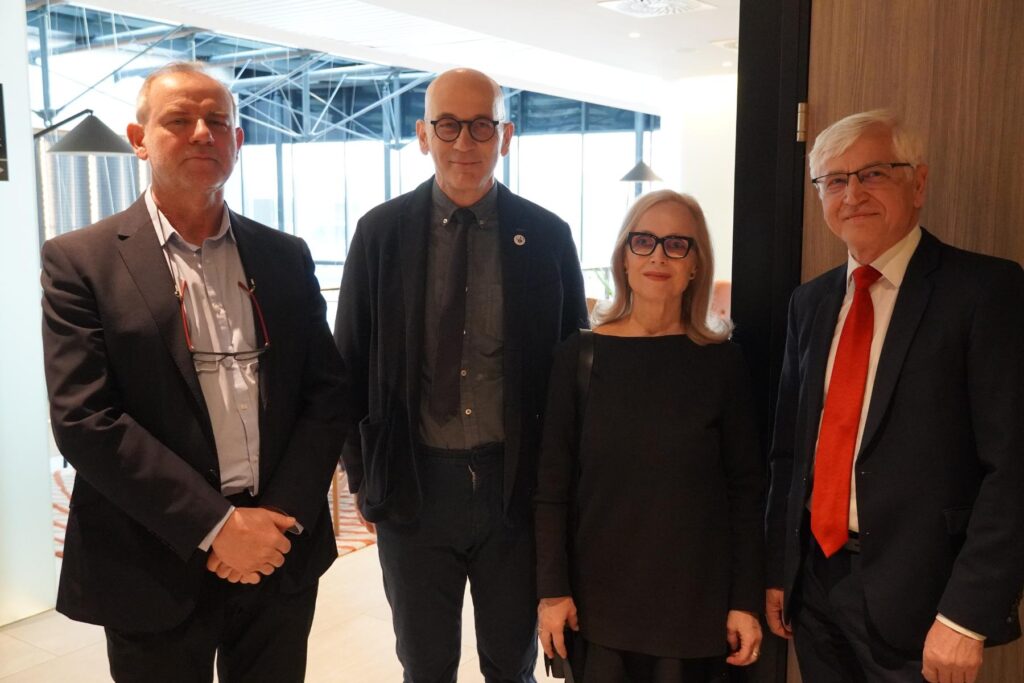 80. výročie Ústavu experimentálnej onkológie. Vľavo riaditeľ Virologického ústavu Dr. Juraj Kopáček, tretia zľava generálna riaditeľka BMC SAV prof. Silvia Pastoreková.