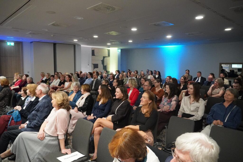 Účastníci a účastníčky slávnostného programu pri 80. výročí Ústavu experimentálnej onkológie BM...