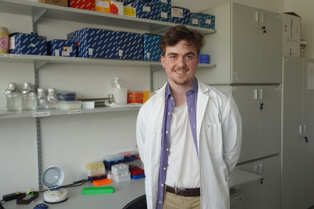 Ján Jozef Liener v laboratóriu výskumnej skupiny Epigenetika nádorových ochorení BMC SAV.