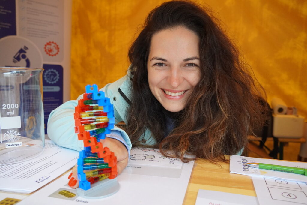Zaži vedu so SAV v Poprade, stánok BMC SAV, model DNA z lega.