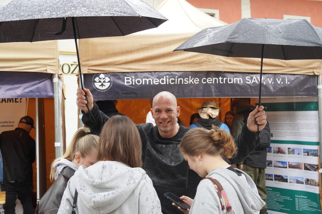 Zaži vedu so SAV v Poprade, stánok BMC SAV, test pamäte pod dáždnikmi.