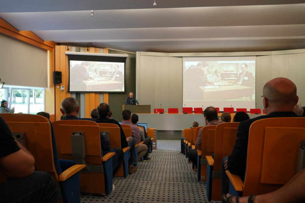 Pohľad na prednáškovú sálu SAV počas prednášky informatika Bernharda Schölkopfa.