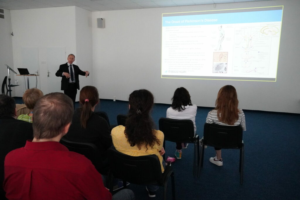 Pohľad na prednáškovú sálu zozadu počas ...