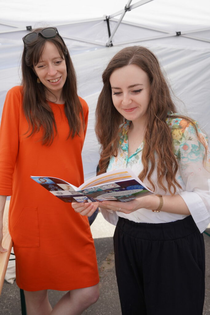 Pracovníčky Biomedicínskeho centra SAV, v. v. i. si prezerajú brožúrku.