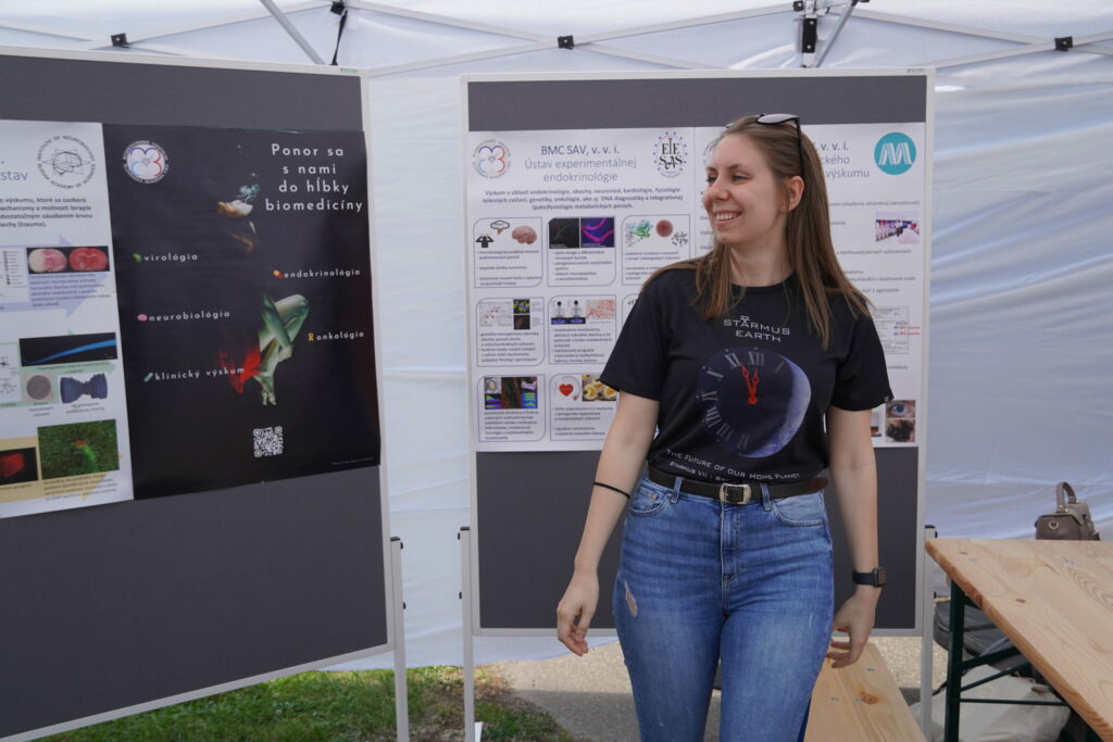 Pracovníčka Biomedicínskeho centra SAV, v. v. i. v stánku na Doktorandskej búrke.