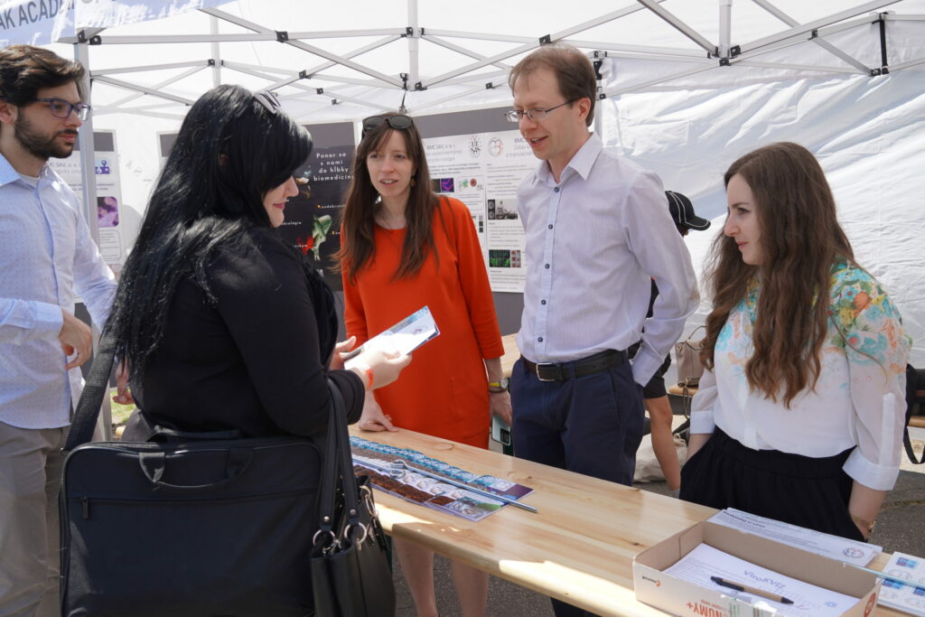 Pracovníci Biomedicínskeho centra SAV, v. v. i. v stánku na Doktorandskej búrke.