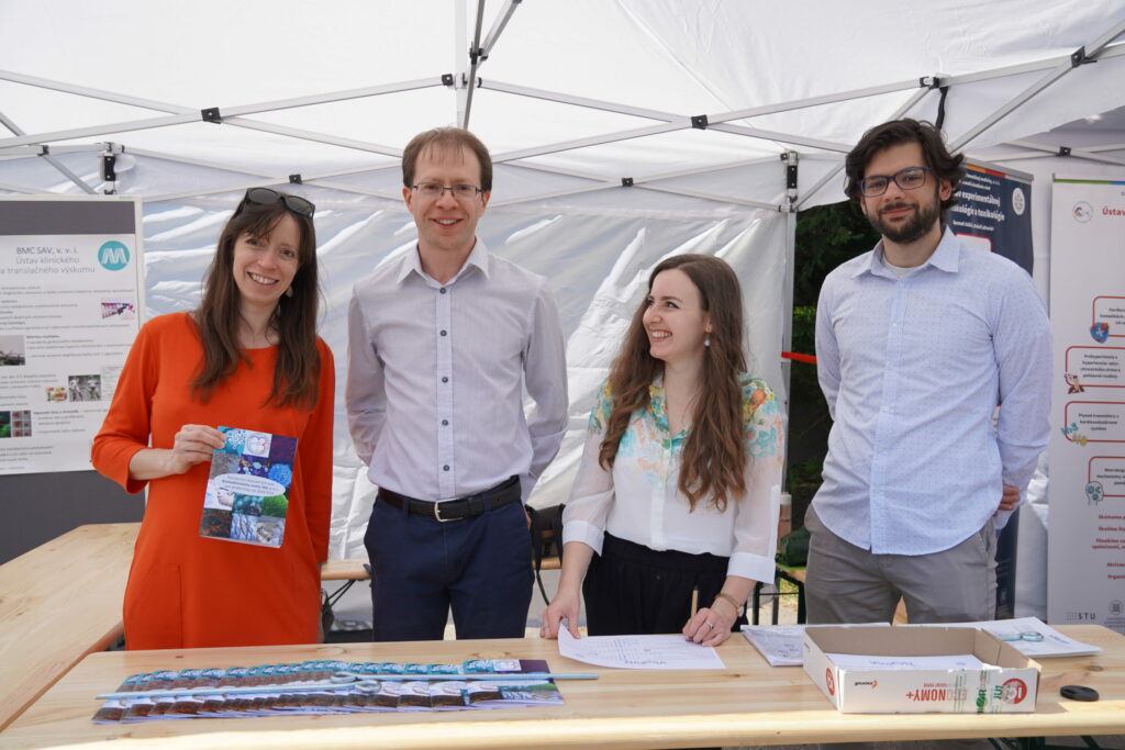 Pracovníci Biomedicínskeho centra SAV, v. v. i. v stánku na Doktorandskej búrke.