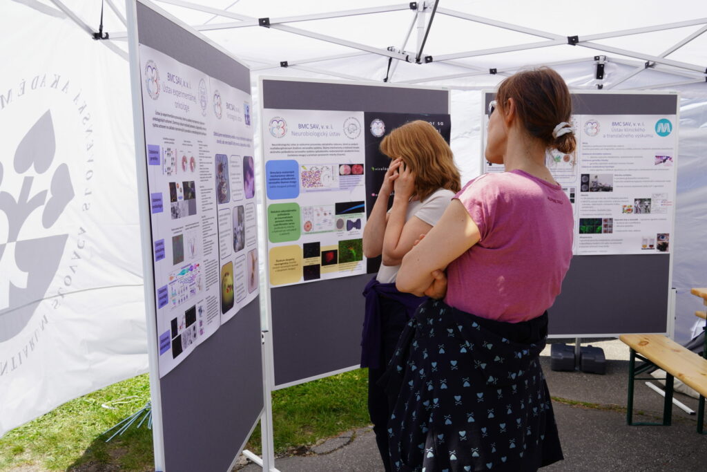 Návštevníčky Biomedicínskeho centra SAV, v. v. i. v stánku na Doktorandskej búrke.