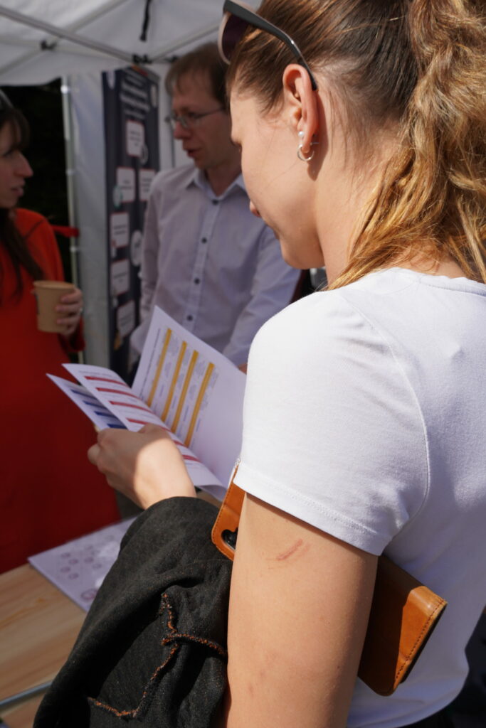 Návštevníčka Biomedicínskeho centra SAV, v. v. i. v stánku na Doktorandskej búrke.