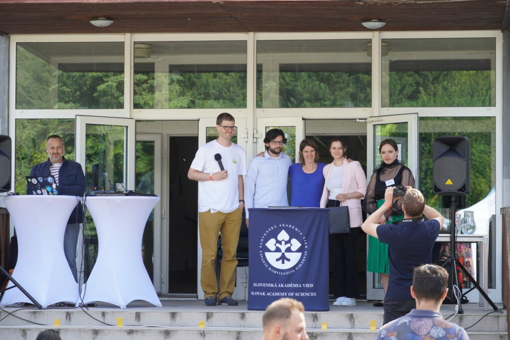 Víťazný tím Kvízu pre zvedavých z Biomedicínskeho centra SAV, v. v. i. na pódiu.