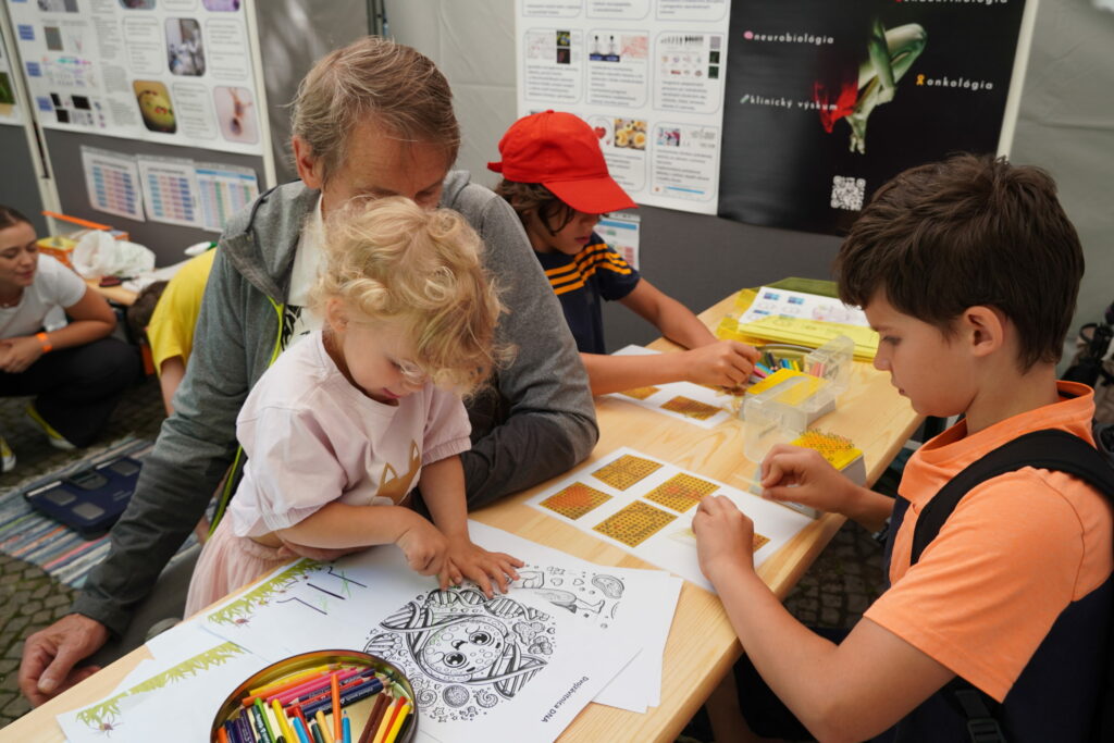 Návštevníci podujatia My sme SAV 2024 na Hviezdoslavovom námestí v Bratislave.