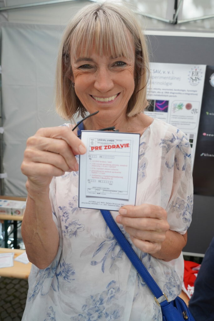 Návštevníčka podujatia My sme SAV 2024 na Hviezdoslavovom námestí v Bratislave s receptom pre zdravie.