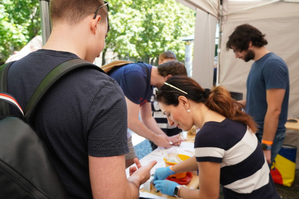 Meranie glykémie v stánku BMC SAV na podujatí My sme SAV 2024 na Hviezdoslavovom námestí v Bratislave.