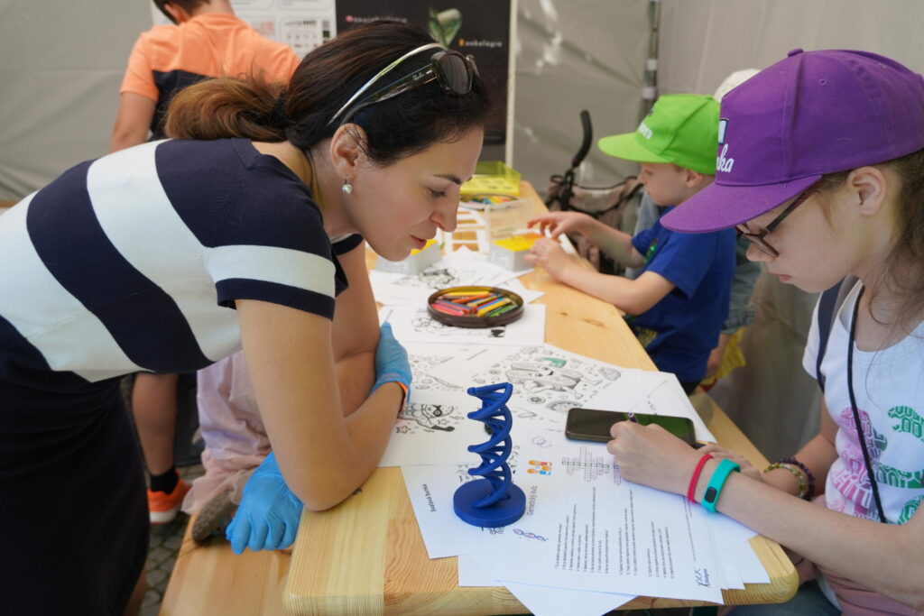 Návštevníci podujatia My sme SAV 2024 na Hviezdoslavovom námestí v Bratislave pri genetickom kvíze a omaľovánkach.