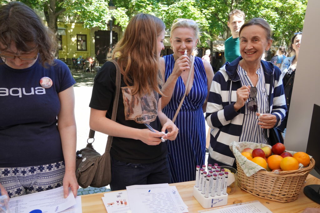 Návštevníci podujatia My sme SAV 2024 na Hviezdoslavovom námestí v Bratislave pri čuchových testoch v stánku BMC SAV.