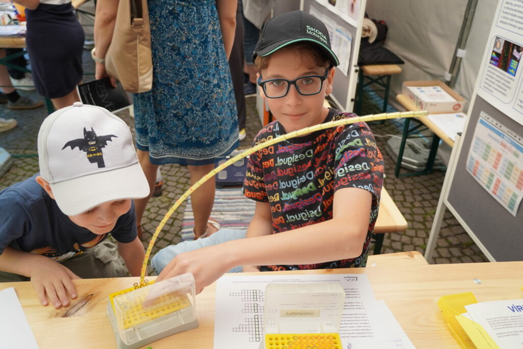 Návštevníci podujatia My sme SAV 2024 na Hviezdoslavovom námestí v Bratislave.