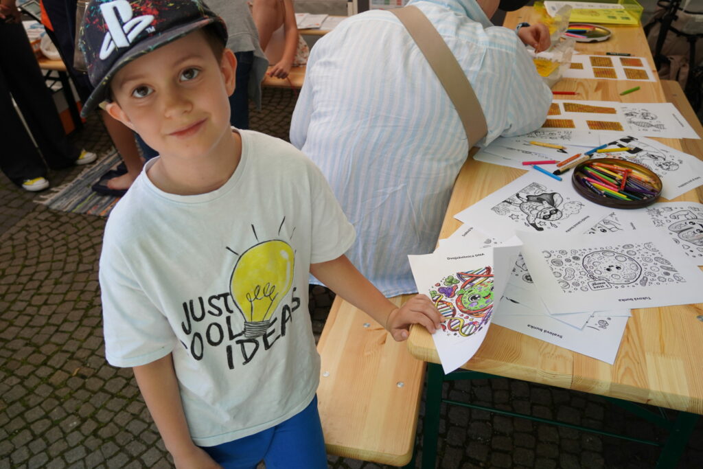 Návštevníci podujatia My sme SAV 2024 na Hviezdoslavovom námestí v Bratislave.