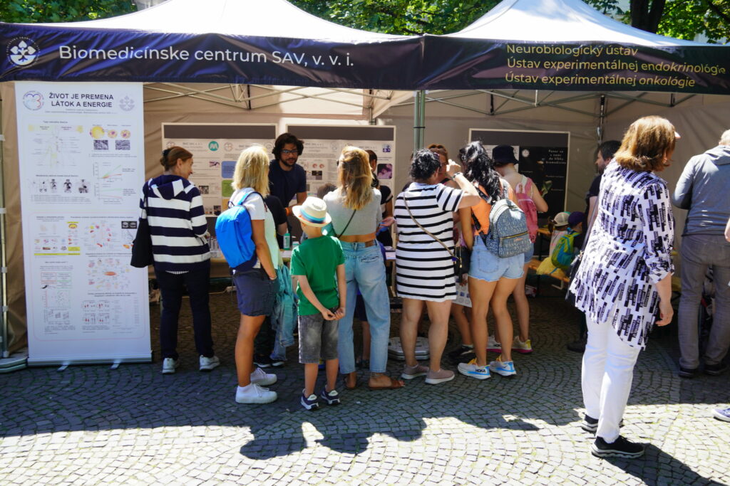 Návštevníci podujatia My sme SAV 2024 na Hviezdoslavovom námestí v Bratislave pred stánkom BMC SAV.