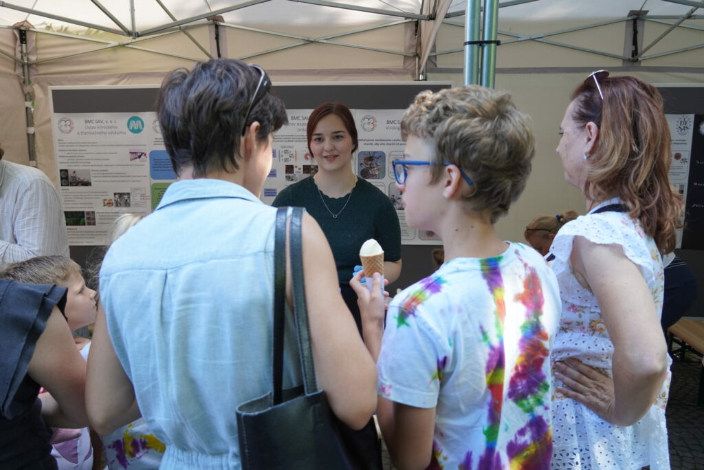 Návštevníci podujatia My sme SAV 2024 na Hviezdoslavovom námestí v Bratislave a stánok Biomedicínskeho centra SAV, v. v. i..