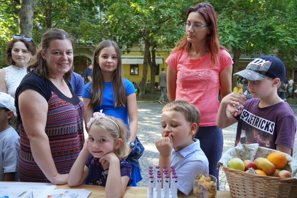 Návštevníci podujatia My sme SAV 2024 na Hviezdoslavovom námestí v Bratislave pri čuchových testoch.